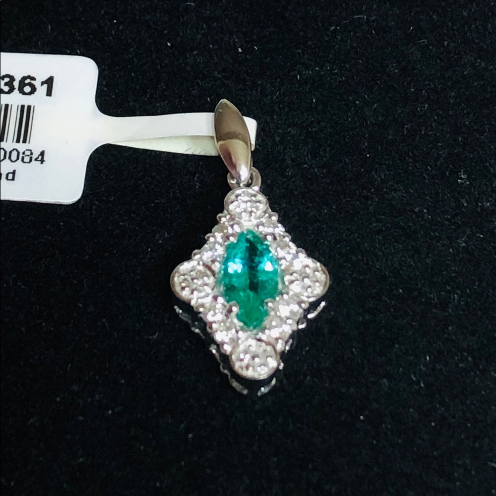 SOLD!! 💚🤍Emerald & Diamond Pendant in 18K White Gold🤍💚